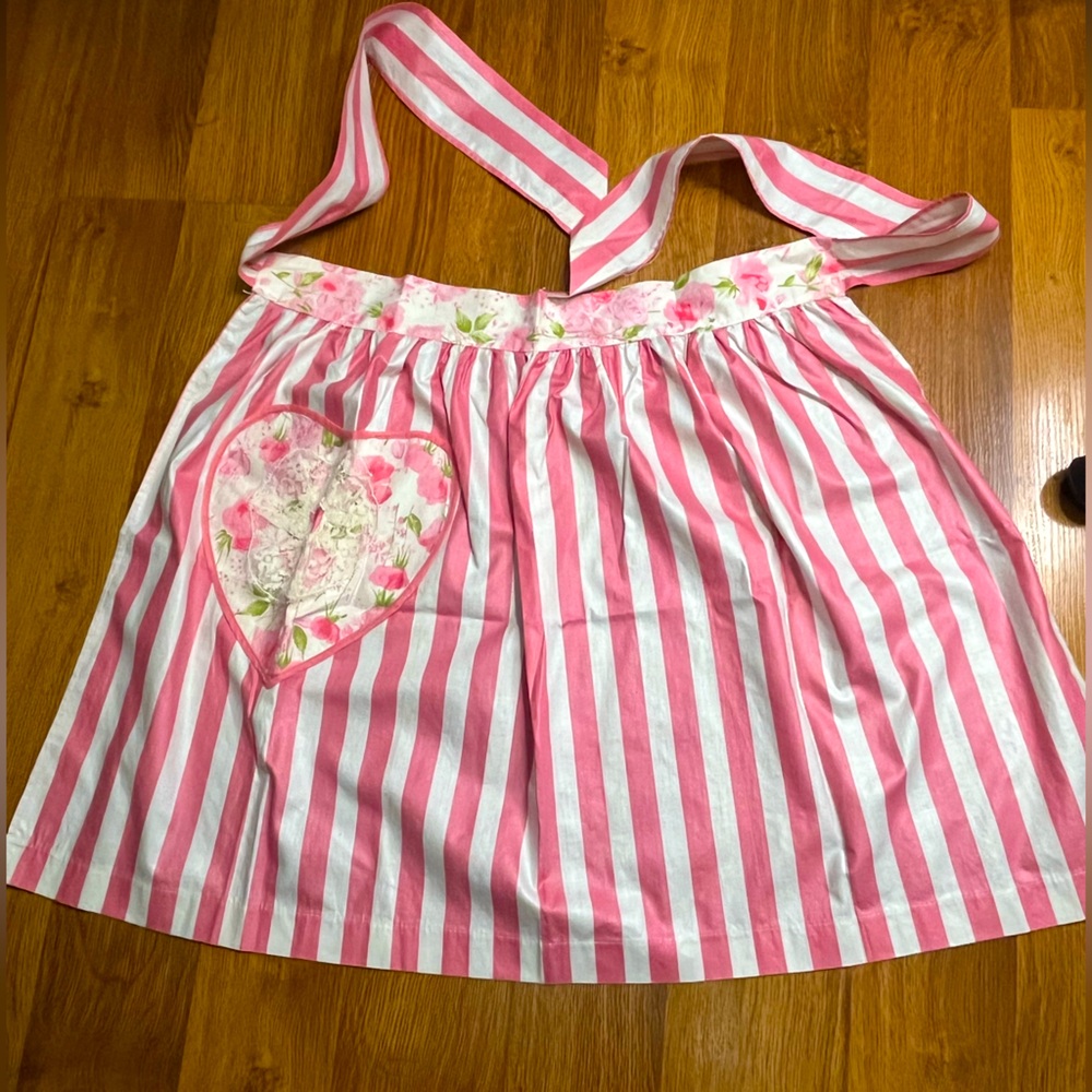 Handmade pink and white apron with heart and lace feature, adorable 50s kitschy